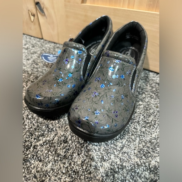 Clogs - Picture 2 of 6